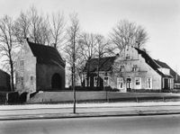 Hofstede Chartroise gezien vanaf de Laan van Chartroise in maart 1958. Bron: Rijksdienst voor het Cultureel Erfgoed (RCE) te Amersfoort, documentnummer: 52.147.