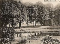 Uitzicht vanaf de voorkant van huize Oud-Amelisweerd in de richting van de oprijlaan richting de Koningslaan met in het midden stromend de Kromme Rijn in de periode rond 1900-1930. Collectie: Sander Karst.
