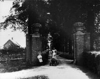 Gezicht op de secundaire oprijlaan en her inrijhek van het kasteel Heemstede aan de Heemsteedseweg 26 te Houten in de periode 1900-1910. Bron: Het Utrechts Archief, catalogusnummer: 5826.