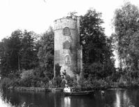 Gezicht over de gracht op de toren van het kasteel Schonauwen te Houten; met op de voorgrond enkele personen in een roeiboot en rechts de kasteeltoren ergens in de zomer van 1905-1910. Bron: Het Utrechts Archief, catalogusnummer: 5869.