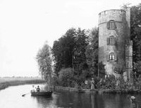 Gezicht over de gracht op de toren van het kasteel Schonauwen te Houten; met links enkele personen in een roeiboot in 1905-1910. Bron: Het Utrechts Archief, catalogusnummer: 5870.