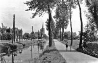 De Lange Uitweg in 1934 tussen de Lagedijk en Achterdijk gezien, genaamd als 'Eikenlaan' , in 1934 naar een uitgaven van N. v. d. Heuvel te Schalkwijk.
