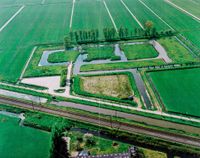 Luchtfoto van de in het landschap zichtbaar gemaakte contouren van de plattegrond van huis Schalkwijk te Schalkwijk in ca. 1990. Bron: Regionaal Archief Zuid-Utrecht (RAZU), 353, 54218, 118.