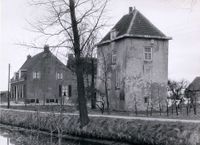 Gezicht op kasteel Vuylcop en het daarnaast gelegen Huis Vuylcop. Op de voorgrond de Schalkwijksewetering in 1958. Aan het Neereind 29a/29b. Bron: Regionaal Archief Zuid-Utrecht (RAZU), 353, 	42053, 64.