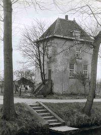 Kasteel Vuylcop. Gezicht op de toren. Op de voorgrond de Schalkwijksewetering met een trapje en een schropstoep. Links een wandelend persoon die net de was lijkt opgehangen te hebben in 1958. Bron: Regionaal Archief Zuid-Utrecht (RAZU), 353, 42054, 64.