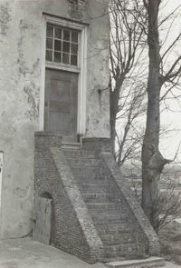 Kasteel Vuylcop. De trap en de toegangsdeur van de toren in 1975. Bron: Regionaal Archief Zuid-Utrecht (RAZU), 353, 42062, 64.
