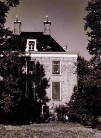 Vanuit het westen gezien de zijgevel van huis Rhijnauwen te Bunnik in 1979. Bron: Regionaal Archief Zuid-Utrecht (RAZU), 084, 57572, 47.