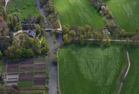 Luchtfoto uit 2016 vanuit het westen gezien van huize en landgoed Oud-Amelsiweerd gelegen aan rivier de Kromme Rijn met de bijbehorende oprijlaan tussen de rivier en de Koningslaan. Foto: Slagboom en Peeters Luchtfotografie B.V.