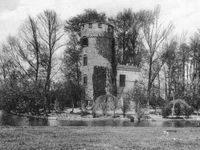 Gezicht op de toren van het kasteel Schonauwen te Houten in 1910-1915. Bron: Het Utrechts Archief, catalogusnummer:	 10667.
