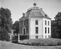 Kasteel Drakestein vanuit het zuidwesten gezien op het terrein zelf in 1959. Bron: Rijksdienst voor het Cultureel Erfgoed (RCE) te Amersfoort, beeldbank.