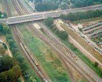 Luchtfoto van het viaduct in de Waterlinieweg over het spooremplacement ter hoogte van het Houtensepad bij de Bokkenbuurt (rechts) te Utrecht, uit het noorden op maandag 18 augustus 2003. Bron: Het Utrechts Archief, catalogusnummer:	 844789.