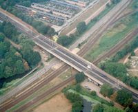 Luchtfoto van het viaduct in de Waterlinieweg over het spooremplacement ter hoogte van het Houtensepad bij de Bokkenbuurt (linksboven) te Utrecht, uit het oosten op maandag 18 augustus 2003. Bron: Het Utrechts Archief, catalogusnummer: 844790.