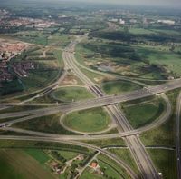 Knooppunt Lunetten (v.l.n.r.) rijksweg A12 (v.b.n.b.) rijksweg A27 op vrijdag 19 september 1986 met op de achtergrond rechtsboven landgoed Nieuw-Amelisweerd (2). Bron: RWS, beeldbank.