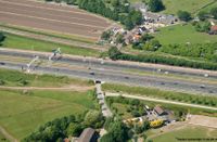 De rijksweg A12 bij de Achterdijk in Bunnik vanuit de lucht gezien. Met rechtsboven de Koningsweg op woensdag 11 mei 2011 (1). Bron: RWS, beeldbank.