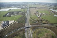 De Rijksweg A27 op vrijdag 2 april 2010 vanuit de lucht gezien naar het zuiden met links fort bij Vechten en de Waijensedijk. Bron: RWS, beeldbank.