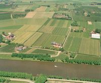 Luchtfoto van de landerijen tussen Houten en 't Goy, uit het zuiden, met in het midden de Tiendweg, links de Poeldijk en op de achtergrond de Hoogdijk. Op de voorgrond het Amsterdam-Rijnkanaal op zaterdag 15 juni 1996. Bron: Het Utrechts Archief, catalogusnummer: 85646.
