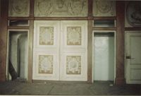 Kasteel Heemstede. Wand met deuren en schilderstukken in de hal op de eerste verdieping, Heemsteedseweg 26, O.J. Wttewaall, 1980, Regionaal Archief Zuid-Utrecht, identificatienummer: doos09 (041598).