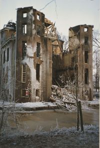 De achtergevel van kasteel Heemstede de dag na de brand, Heemsteedseweg 26, Harry v.d. Heiligenberg, 11 januari 1987, Regionaal Archief Zuid-Utrecht, identificatienummer: Doos 103 (041654).