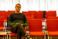Sander al zittend op de publieke tribunen in de raadszaal van de gemeente Houten. Foto: Jan Koopmans.