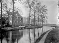 Gezicht op de Kromme Rijn en op Huize Rhijnauwen (Rhijnauwenselaan 14) te Bunnik, uit het zuidwesten in 1920-1930. Bron: Het Utrechts Archief, catalogusnummer: 41110.