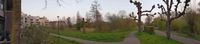 Zicht op het Imkerspark met links de voorgevel van het appartementencomplex Koningslinde. Rechts de Koningslinde bomen die ooit onderdeel uitmaakte van het boerderijterrein van Dijkhoeve. Met rechts de Lobbendijk. Foto genomen op zaterdagavond 17 april 2021. Foto: Sander van Scherpenzeel.