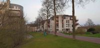 Zicht vanaf de groenzone Imkerspark met links het appartementengebouw De Imker, midden het Imkerseind en rechts Het Haltna Huis. Foto genomen op zaterdagavond 17 apri 2021. Foto: Sander van Scherpenzeel.