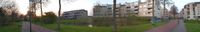 Panoramafoto met zicht vanaf het Imkerseind met links de kruising met de Lobbendijk met daarnaast het appartementengebouw Koningslinde (genoemd naar de voorstaande bomen), op deze plek stond ooit boerderij Dijkhoeve. Rechts het appartementengebouw De Imker met verderop rechts Het Haltna Huis op zaterdagavond 17 april 2021. Foto: Sander van Scherpenzeel.