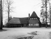 Gezicht op het Theehuis Rhijnauwen (Rhijnauwenselaan 16) te Bunnik tussen 1928 en 1932. Bron: Het Utrechts Archief, catalogusnummer: 76878.