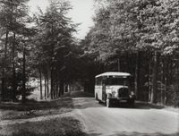 Afbeelding van de Saurer autobus nr. 10 (serie 8-14) van het G.E.T.U. op de Koningsweg te Utrecht, op weg naar het theehuis Rhijnauwen te Bunnik (in het zomerseizoen). Bron: Het Utrechts Archief, catalogusnummer: 86531.
