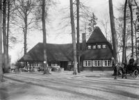 Gezicht op het Theehuis Rhijnauwen te Bunnik tussen 1925 en 1930. Bron: Het Utrechts Archief, catalogusnummer: 41113.