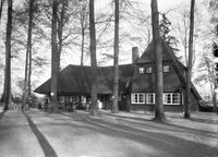 Gezicht op het Theehuis Rhijnauwen te Bunnik tussen 1921 en 1930. Bron: Het Utrechts Archief, catalogusnummer: 41115.