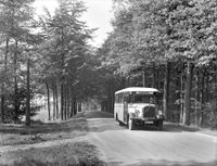 Afbeelding van de Saurer autobus nr. 10 (serie 8-14) van het G.E.T.U. op de Koningsweg te Utrecht, op weg naar het theehuis Rhijnauwen te Bunnik (in het zomerseizoen van 1931). Bron: Het Utrechts Archief, catalogusnummer: 86531.