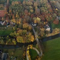 Luchtfoto van kasteel Rhijnauwen (Rhijnauwenselaan 14) te Bunnik, vanuit het zuidoosten. Op de voorgrond de Kromme Rijn in de herfst van 1985. Bron: Het Utrechts Archief, catalogusnummer: 842205.