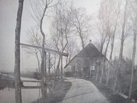 Boerderij De Staart in de periode 1900 - 1920 gezien vanaf de Koedijk met links de Houtensewetering en de ophaalbrug die in eerdere tijden werd gebruikt om de beurtschippers van Houten naar Utrecht doorgang te geven. Bron: Regionaal Archief Zuid-Utrecht (RAZU), 353.