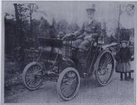 Charles Fran&ccedil;ois Testas van Oud-Wulven in zijn auto in 1898. De auto had als kenteken nr.15, dat hield in dat het de 15e geregistreerde auto was in de provincie Utrecht. Bron: Regionaal Archief Zuid-Utrecht (RAZU), 353.