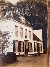Huis Ruimzicht aan de Waijensedijk 19 (toenmalig) met op de voorgrond Karel van Rappard, ca. 1900. Bron: Het Utrechts Archief 29-33 121.