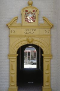 De toegangspoort van het vroegere kasteel Oud-Wulven in de zijgevel van het gemeentehuis van Houten (1). Bron: Beeldbank RCE te Amersfoort.