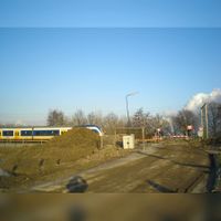 De spoorwegovergang zoals deze er tot 2010 was in de Mereveldseweg/Fortweg tussen de gemeente Bunnik en Houten. Bron: Wikimedia Commons.