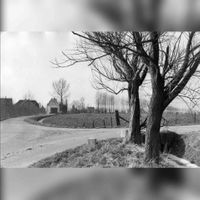 Gezicht op de Van Tiellandtweg in 1967 rechts het begin van de Wulfsedijk. Links van het midden op de achtergrond boerderij De Steenen Poort. In 1981 is de straatnaam gewijzigd in Tiellandtweg en in 1988 in Warinenpoort. Rechtsonder op de foto de Geersloot met een heul in de Wulfsedijk. Uiterst links op de foto een haagje waarachter het land Tiellandt ligt. Bron: Het Utrechts Archief, catalogusnummer: 839825.