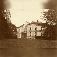 Gezicht op de voor- en rechtergevel van het huis Wulperhorst met omringend park (Tiendweg 3) te Zeist in 1910-1920. Bron: Het Utrechts Archief, catalogusnummer: 94821.