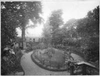 Gezicht op de tuin met de rozenperk van het huis Plompetorengracht 5 te Utrecht, vanuit het terras achter het huis in 1914 of 1915. Bron: Het Utrechts Archief, catalogusnummer: 68822.