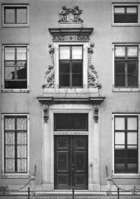 Gezicht op de voorgevel van het pand Plompetorengracht 5 te Utrecht in 1907. Bron: Het Utrechts Archief, catalogusnummer: 68818 .