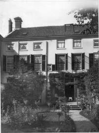 Gezicht op de achtergevel en de tuin van het huis Plompetorengracht 5 te Utrecht, vanuit het oosten in 1914 of 1915. Bron: Het Utrechts Archief, catalogusnummer: 68821.