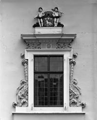 Gezicht op de vensteromlijsting van het raam boven de ingang van het pand Plompetorengracht 5 op 30 mei 1986 te Utrecht, met het wapenschild van de familie Van Westrenen. Bron: Het Utrechts Archief, catalogusnummer: 809052.