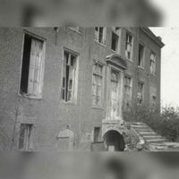 Gezicht op een gedeelte van de voorgevel van het vervallen landhuis De Wiers (Wiersedreef 3) te Vreeswijk op 1 mei 1932. Bron: Het Utrechts Archief, catalogusnummer: 94291.