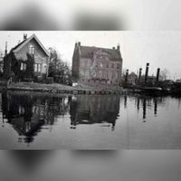 Gezicht over de Vaartse Rijn op de voorgevel van het vervallen landhuis De Wiers (Wiersedreef 3) te Vreeswijk op 14 februari 1932. Bron: Het Utrechts Archief, catalogusnummer: 94292.