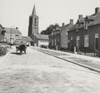 De Pr. Bernhardweg in 1957 net na de aanleg van de nieuwe bestrating in het Oude Dorp met nieuwe riolering. Bron: Regionaal Archief Zuid-Utrecht (RAZU), 353.
