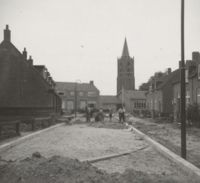 Het bestraten van de Pr. Bernhardweg in het voorjaar van 1957 in een bijna af zijnde fase. Bron: Regionaal Archief Zuid-Utrecht (RAZU), 353.