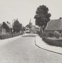 De Pr. Bernhardweg in ca. 1960 gezien richting het Plein. Bron: Regionaal Archief Zuid-Utrecht (RAZU), 353.