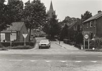 De Pr. Bernhardweg met de t-splitsing van de Weth. Van Rooijenweg en de Utrechtseweg en Schalkwijkseweg in 1979. Richting het noorden gezien. Bron: Regionaal Archief Zuid-Utrecht (RAZU), 353.